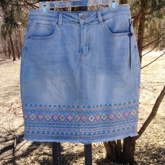 NWOT Charlie B denim embroidered skirt size 8 - Picture 2 of 12